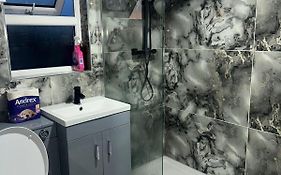 Modern Studio Flat In A Guest House In Basildon